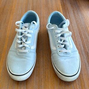 Light blue Vance sneakers in very good condition